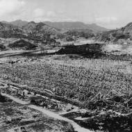 „Na zkroucených nebo k zemi smetených skeletech zbrojovky Mitsubishi se dá doložit, co dokáže jaderná puma proti železu a kameni. Ale to, co provede uvolněný atom s lidským masem a kostmi, leží ukryto za zdmi dvou nemocnic v Nagasaki,“ napsal krátce po výbuchu novinář George Weller.
(Továrny Mitsubishi, srpen 1945.)