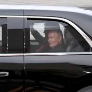 Ruský prezident dal svému americkému protějšku najevo, že mu důvěřuje. Podle komentářů médií tak jednání prakticky začalo už na zadním sedadle Trumpova vozu, a to bez přítomnosti tlumočníků.