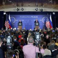 „Řekl jsem po výstupu z letadla: Dobrý den, sousede,“ začal Putin s tím, že obě země dělí jen pár kilometrů přes Beringův průliv. Prohlásil, že v Anchorage dosáhli dohody o cestě k míru na Ukrajině. Podle jeho slov měl vždy ukrajinský národ za bratrský národ.