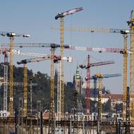 Rozhodně největší les jeřábů v novodobé historii Česka. Nad celou čtvrtí nového Smíchova od Ženských domovů po Dvorecký most se tyčí 25 jeřábů.