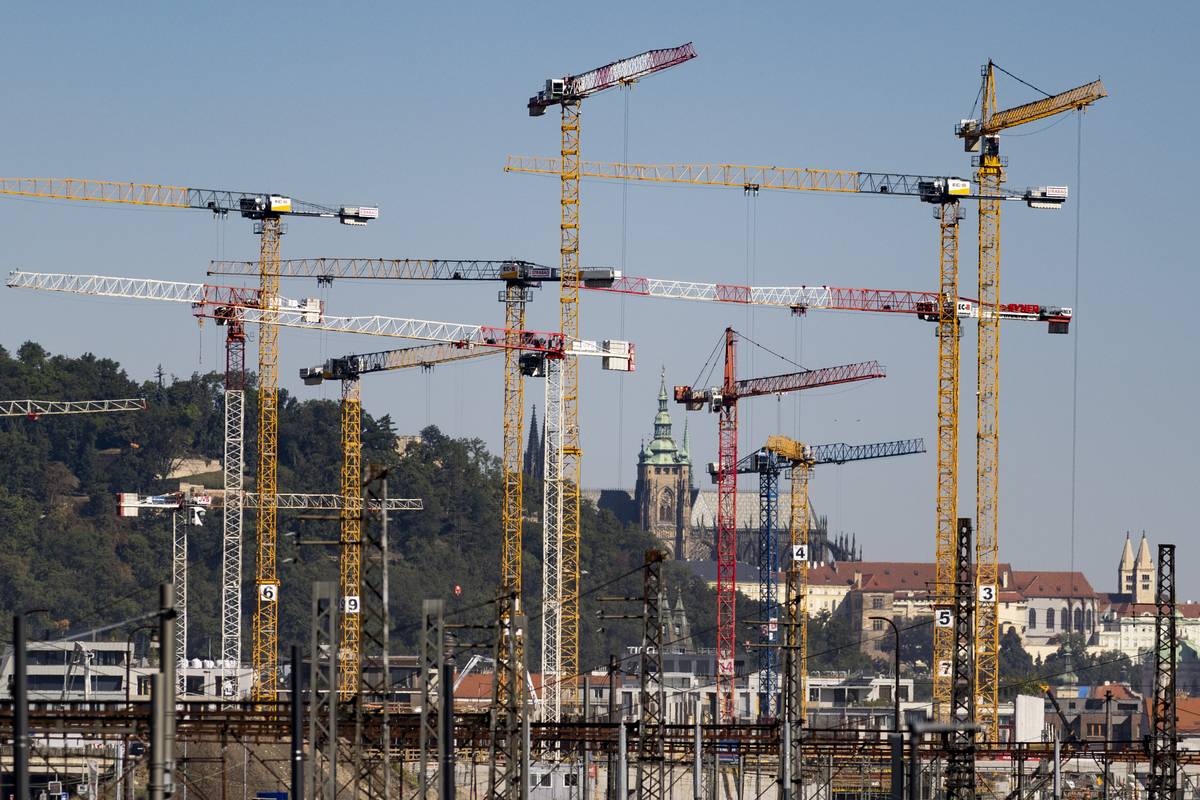 Rozhodně největší les jeřábů v novodobé historii Česka. Nad celou čtvrtí nového Smíchova od Ženských domovů po Dvorecký most se tyčí 25 jeřábů.