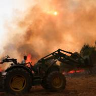 Místní muž se snaží uhasit plameny ve Veiga das Meas, poblíž Verinu ve Španělsku, 16. srpna.