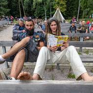 Na Bojišti se v dalších dnech představí také mongolská etno-metalová kapela Hanggai, Pražský výběr, Monkey Business, Pokáč, Visací zámek, Buty, Dunaj, Našrot či američtí Public Serpents. Na snímku jsou návštěvníci.