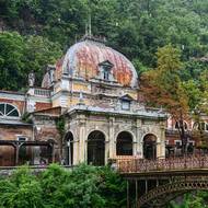 Neptunovy císařské lázně, postavené roku 1886, často hostily císaře Františka Josefa a jeho manželku Sisi, které okouzlila krása lázeňského města.