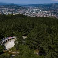 Tyčí se nad městem.