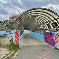 Z okolí je na některých místech devadesátkový skanzen…