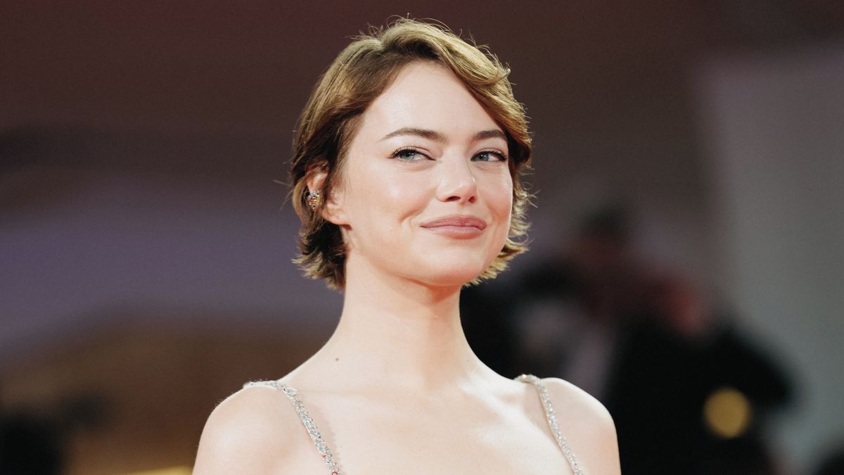 映画のエマ・ストーンは、陰謀理論のファンによって誘nされています。そして彼女の頭を剃る