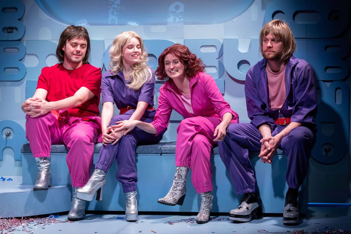 Na fotografii z inscenace Agnetha volá S.O.S., kterou tuto neděli uvede Národní divadlo moravskoslezské, jsou Vojtěch Johaník jako Björn, Veronika Boráková v roli Agnethy, Kamila Janovičová coby Frida a Martin Dědoch jako Benny.