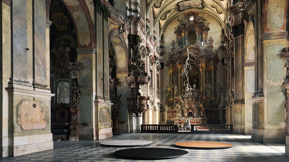 Umělec vystavuje v kostele. Díry zacelil pískem a mechem