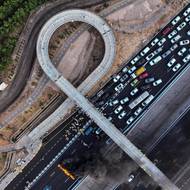 Další lidé se pak shromáždili před domy šéfa diplomacie Gideona Saara a dalších ministrů. Čtou tam jména rukojmích a vyzývají k jejich záchraně, píší izraelská média.