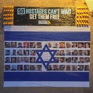 Instalace portrétů všech dosud zadržovaných rukojmích na pobřeží u amerického konzulátu v Tel Avivu.