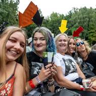 Do neděle vystoupí více než 60 kapel a interpretů různých žánrů. Na fotografii jsou návštěvníci.