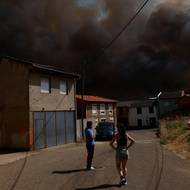 Vedle Španělska a Portugalska, kde nadále zuří desítky požárů, největší zasaženou plochu hlásí Rumunsko (126 047 hektarů), Itálie (71 059 hektarů) a Řecko (46 873 hektarů).

(Blížící se lesní požár v Congostě ve Španělsku, 11. srpna.)