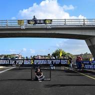 Část Izraelců Netanjahua viní, že o ukončení války nestojí. „Mluví o jednáních, ale v podstatě rukojmí obětuje,“ prohlásil podle serveru Times of Israel na sobotní demonstraci v Tel Avivu Liran Berman, jehož dva mladší bratři byli mezi unesenými a jsou stále v zajetí.