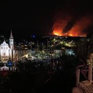 Lesní požár hoří poblíž města Milna u Jaderského moře na ostrově Brač v Chorvatsku, 14. srpna.) 