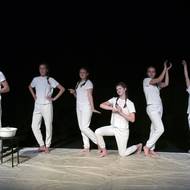 Soubor Šicí stroj, tvořený žákyněmi osmé třídy soukromé základní Naší školy z pražských Vršovic, uvedl inscenaci nazvanou To.