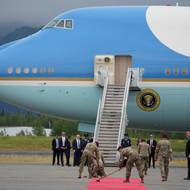 Air Force One po přistání na Aljašce. Vojáci připravili červený koberec pro oba prezidenty. Za necelých 40 minut dorazilo letadlo s Putinem.