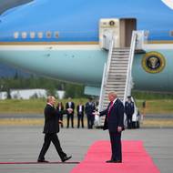 Prezidenti se sešli hned na přistávací ploše základny. Šlo o jejich první osobní setkání od roku 2019, kdy se viděli na summitu G20 v japonské Ósace.