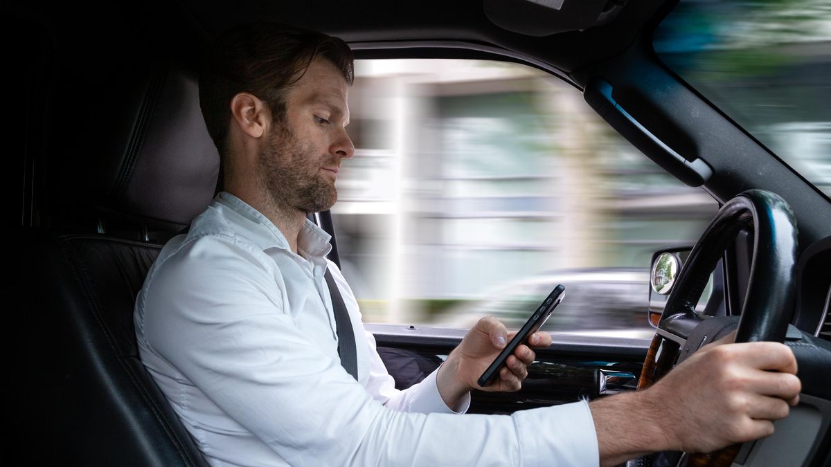 Mobil za jízdy je nešvar, a ještě mnohem víc