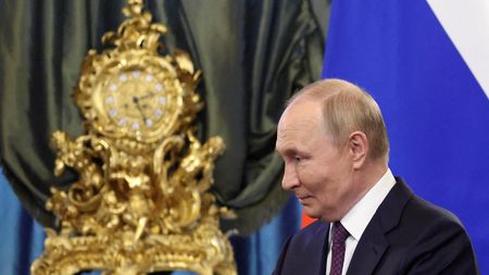 Reportér z místa summitu Trump-Putin: Poslední volné auto smrdí a je od krve