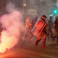 Desítky zraněných si vyžádaly střety mezi odpůrci a příznivci vlády na demonstracích v Srbsku.
