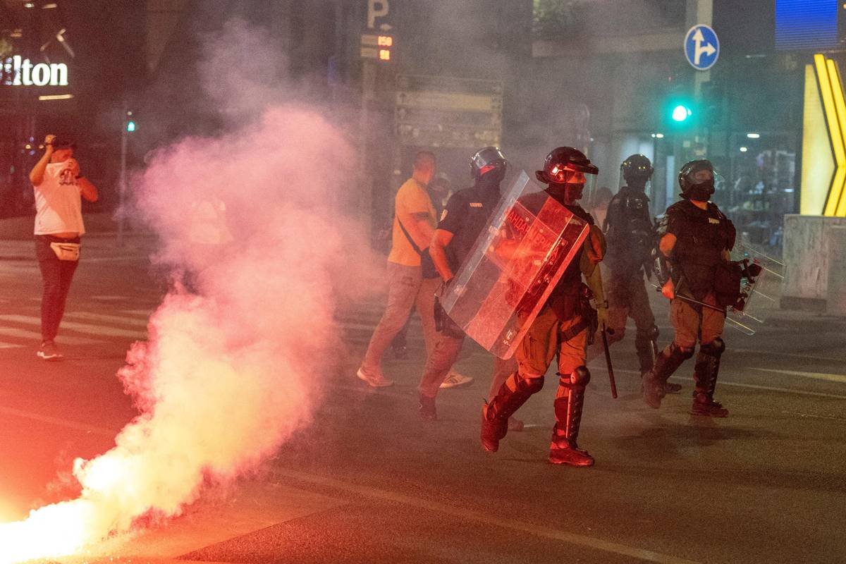 Desítky zraněných si vyžádaly střety mezi odpůrci a příznivci vlády na demonstracích v Srbsku.
