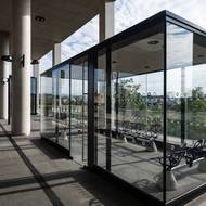 Na nástupištích mohou cestující využívat skleněné čekárny.