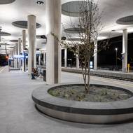 Vnitřek nádraží oživují stromy s automatickou závlahou.