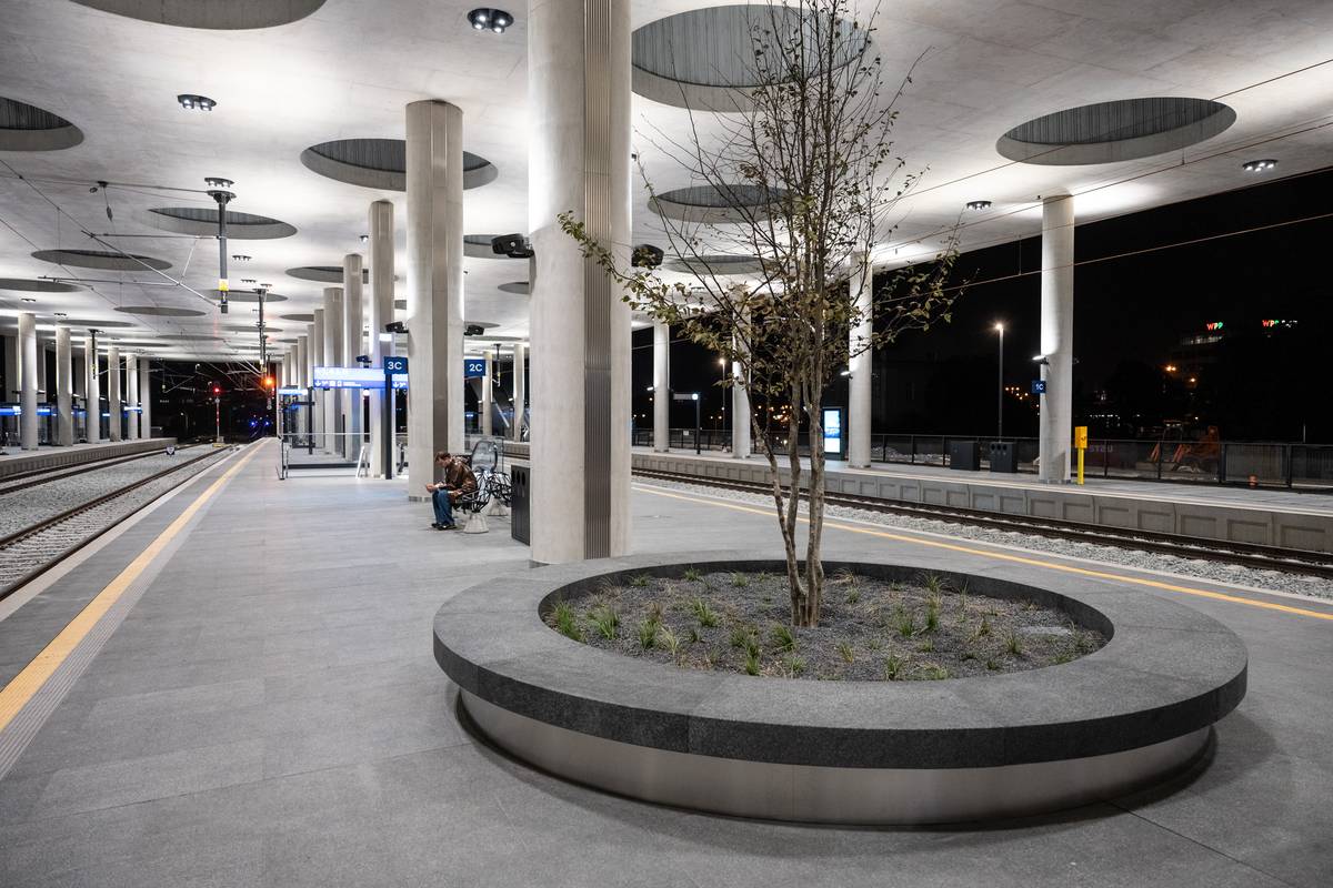 Vnitřek nádraží oživují stromy s automatickou závlahou.