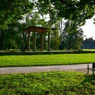 Novodobý Larsichův altán v zámeckém parku upomíná na jeho někdejší majitele, sloupy pocházejí z rodinné hrobky, která stávala u jiného a již zaniklého rodového sídla.