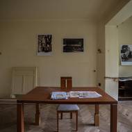 V interiéru stojí dočasně nábytek, který slouží například restaurátorům. 