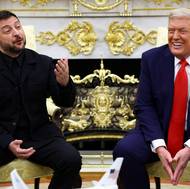 Americký prezident Donald Trump následně uvítal ukrajinského prezidenta Volodymyra Zelenského v Oválné pracovně. Mluvili o míru a žertovali o obleku. 