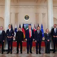 Jednání Donalda Trumpa s Volodymyrem Zelenským v Bílém domě skončilo. Přišlo také takzvané family photo, kdy objektivům a kamerám oba prezidenti zapózovali s evropskými lídry. Nyní politici společně usednou k jednacímu stolu.