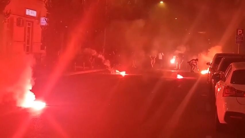 Protivládní protesty obrazem: V Bělehradu létaly vzduchem lahve a kameny