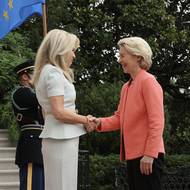 Mluvčí Karoline Leavittová vítá šéfku Evropské komise Ursulu von der Leyenovou. 