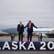 Server BBC podotkl, že na letištní ploše základny Elmendorf-Richardson byla přistavena i ruská limuzína Aurus, ale Putin si vybral Trumpův vůz, jemuž se přezdívá The Beast (Bestie). 