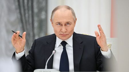 Výsměch roku. Putin chráněný americkými vojáky
