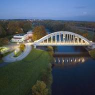 Památkově chráněný železobetonový silniční most přes řeku Olši je výraznou dominantou lázní v Darkově. Dneska už slouží jen pěším a cyklistům, vede přes něj cesta ke Karvinskému moři.