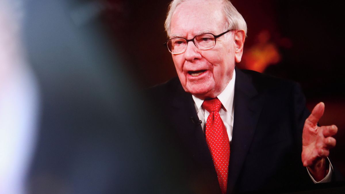 Warren Buffett Cuts Apple, Invests in Traditional Businesses