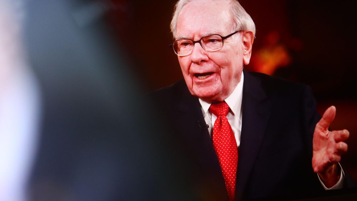 Buffett uklízí v portfoliu. Méně Applu, více „staré ekonomiky“