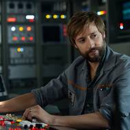 David Rysdahl jako Arthur.