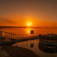 Karvinské moře vzniklo samovolně zaplavením poddolovaného území, bylo odborně sanováno a vyčištěno, dneska slouží mimo jiné ke koupání.