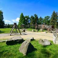 Dětské hřiště v zámeckém parku.