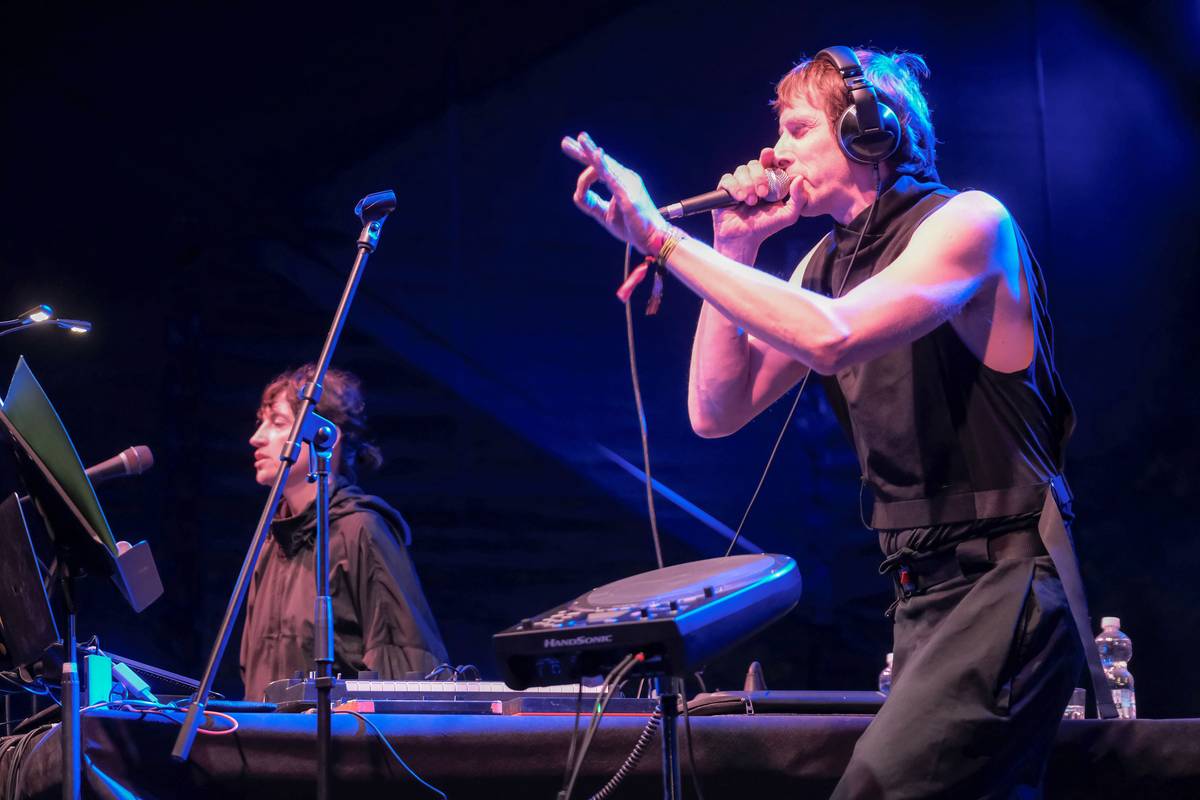 V jednu ráno program prvního festivalového dne uzavřeli čeští WWW Neurobeat.