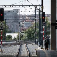 Téměř celý zmodernizovaný úsek, skoro kilometr tratě, mezi Bubny a Výstavištěm je postavený na pilířích. Průchozí estakády nahradily železniční náspy, které oblast desetiletí rozdělovaly. 