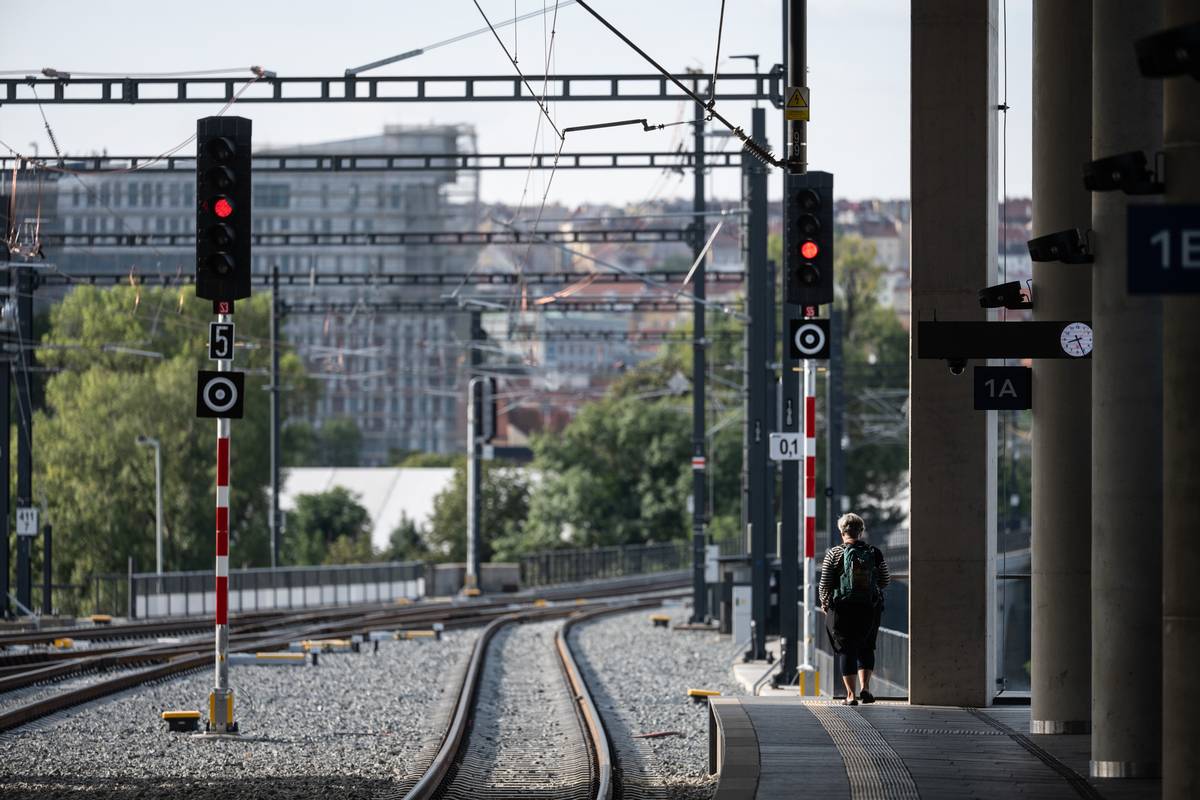 Téměř celý zmodernizovaný úsek, skoro kilometr tratě, mezi Bubny a Výstavištěm je postavený na pilířích. Průchozí estakády nahradily železniční náspy, které oblast desetiletí rozdělovaly.