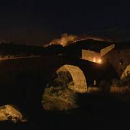 Požár vypukl v úterý odpoledne ve vesnici Ribaute mezi Carcassonne a Narbonne a zničil už víc než 16 tisíc hektarů vegetace a borového lesa, uvedl Magny.

(Most v Lagrasse v jižní Francii, 5. srpna.)