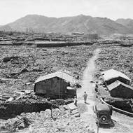 Nepřesně shozená bomba i charakter krajiny kolem Nagasaki přispěly k tomu, že ačkoli byl „Tlouštík“ silnější a ničivější než hirošimský „Little Boy“ (Chlapeček), způsobil poněkud nižší škody. 