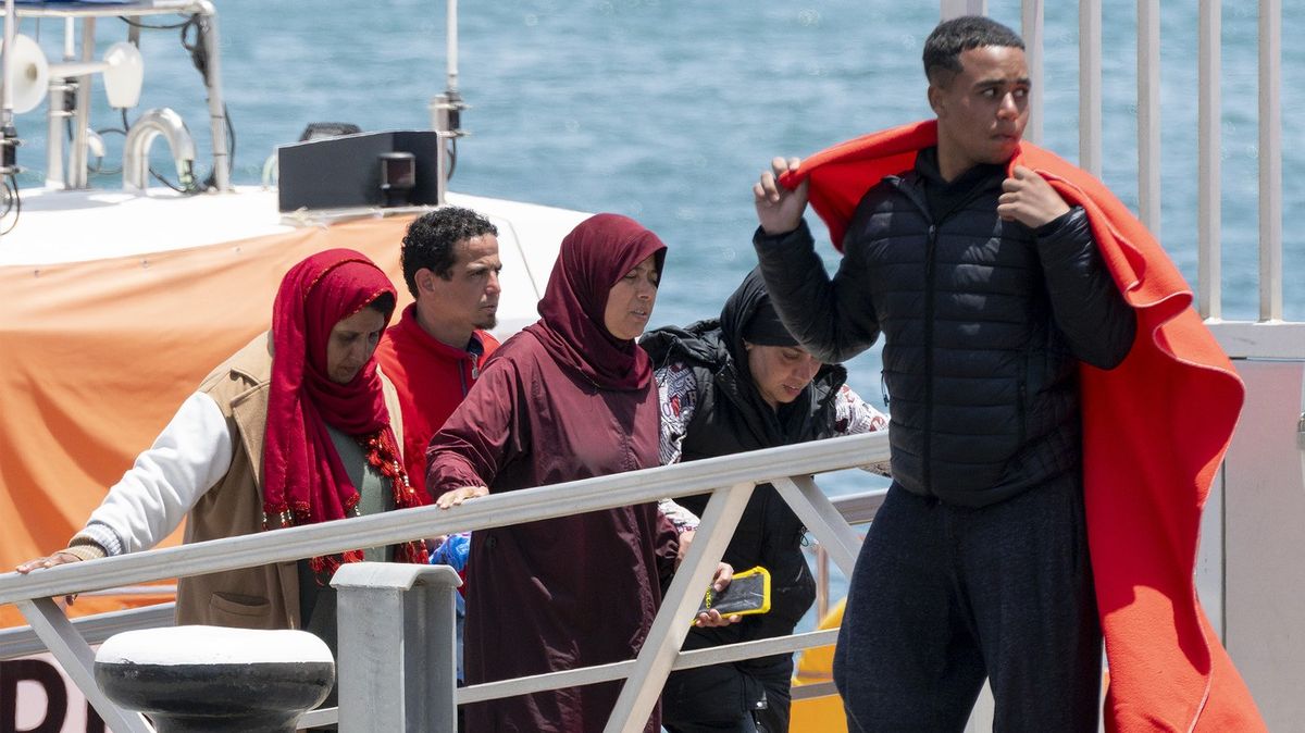 Deset dní na moři, půl roku v táboře. Migranti věří v přesun do Evropy