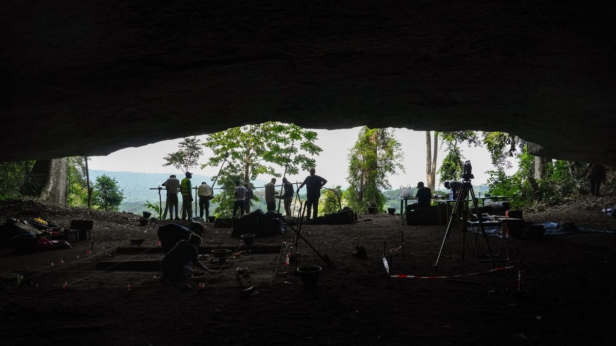 Les vydává poklady. Jeskynní nástroje, keramiku a zuby staré 25 tisíc let